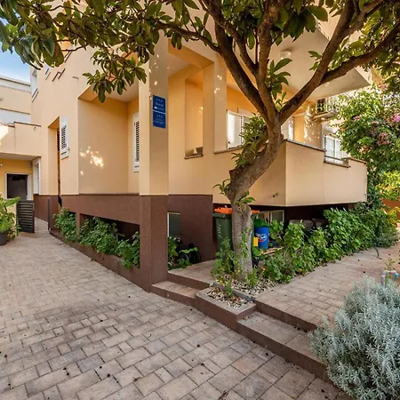 아파트 2 Bedroom Awesome In 자다르